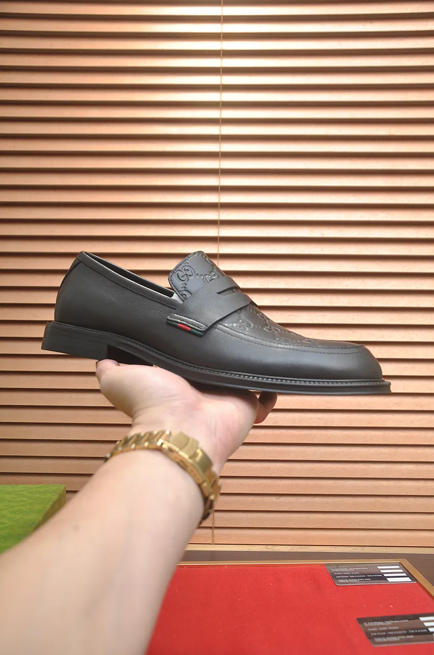 Men's shoes💰500💶Italy's top luxury men's shoe giant (GUCCI) (Gucci) (full cowhide lining) new arrival🍃Original European style🔰 Pleasant to the eye😍In order to make the shoes more durable and non-deformable🌀The production continues to follow traditional methods but there is still no lack of innovation💪Choose original sheepskin for the leather♻️ Smooth and natural And extra bright ⭐Made of imported cowhide, the first choice of rich people 38-45 (45 customized)